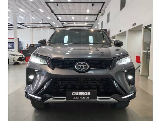 TOYOTA HILUX SW4 2.8 D-4D TURBO DIESEL DIAMOND 7L 4X4 AUTOMÁTICO